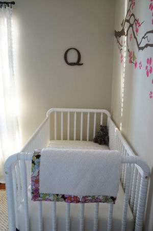 White vintage style convertible Jenny Lind DaVinci baby crib with conversion rail